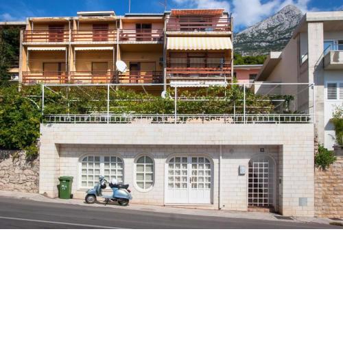 Apartments with a parking space Makarska - 8817