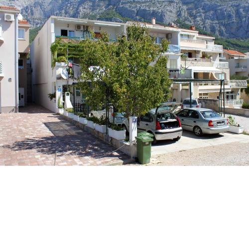 Apartments with a parking space Makarska - 9129