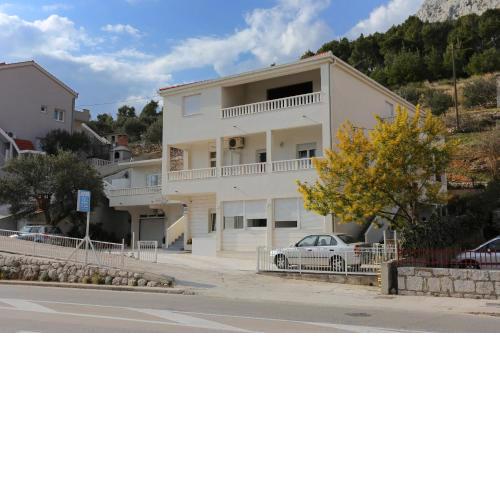 Apartments with a parking space Omis - 10351