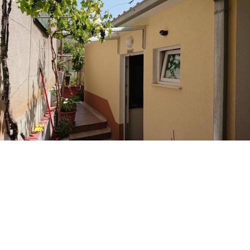 Apartments with a parking space Omis - 15330