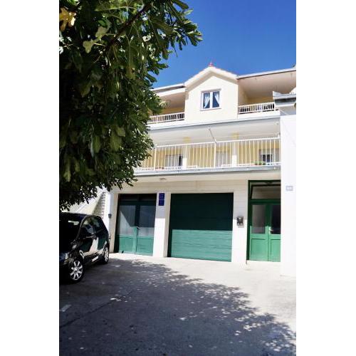 Apartments with a parking space Omis - 2760