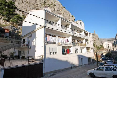 Apartments with a parking space Omis - 5988