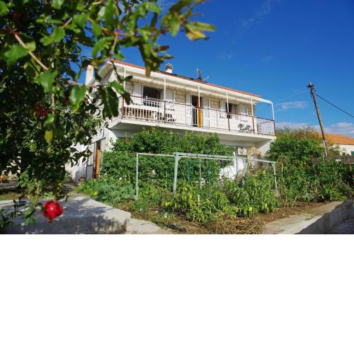 Apartments with a parking space Sumartin, Brac - 12487