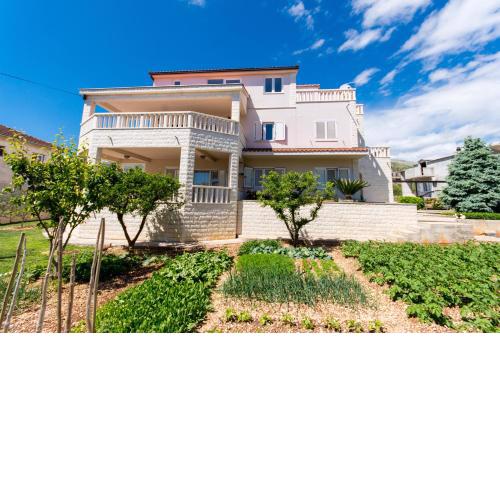 Apartments with a parking space Trogir - 13378