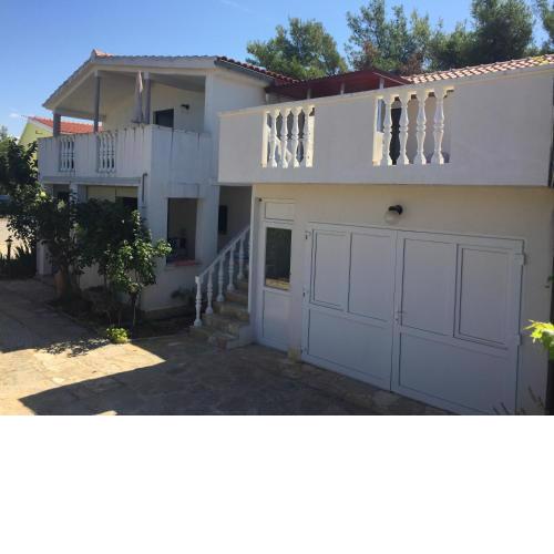 Apartments with a parking space Vir - 12948