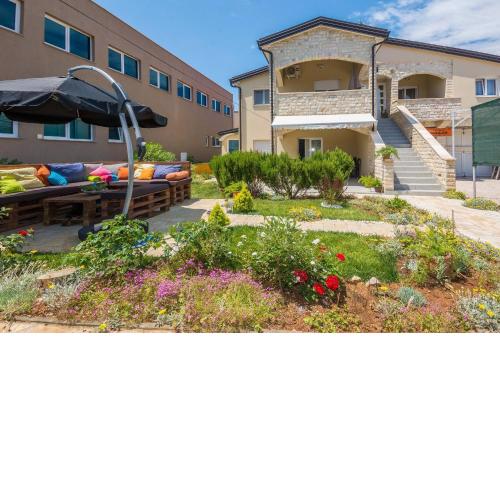 Apartments with a parking space Vir - 18518