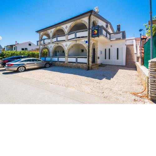 Apartments with a parking space Vir - 18540
