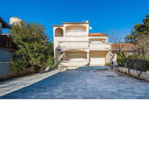 Apartments with a parking space Vir - 18592