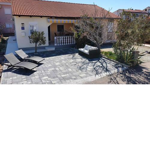 Apartments with a parking space Vir - 18946