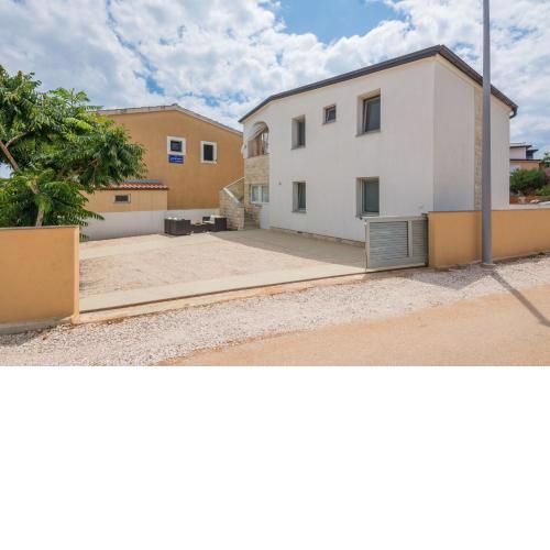 Apartments with a parking space Vir - 19100