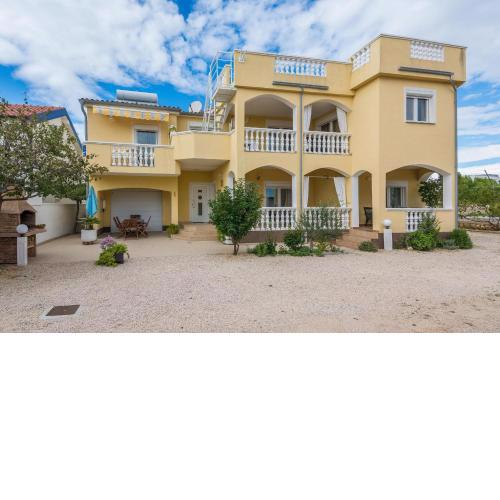 Apartments with a parking space Vir - 19126