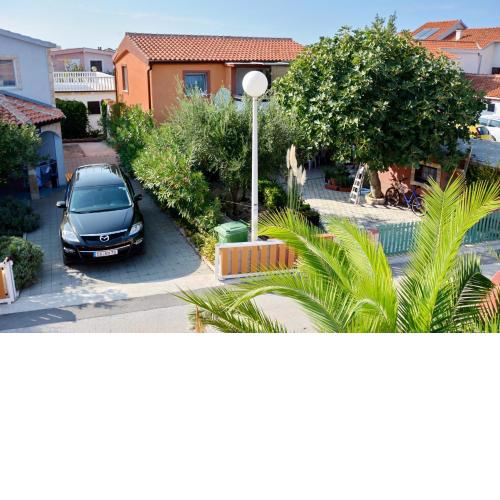 Apartments with a parking space Vir - 6323