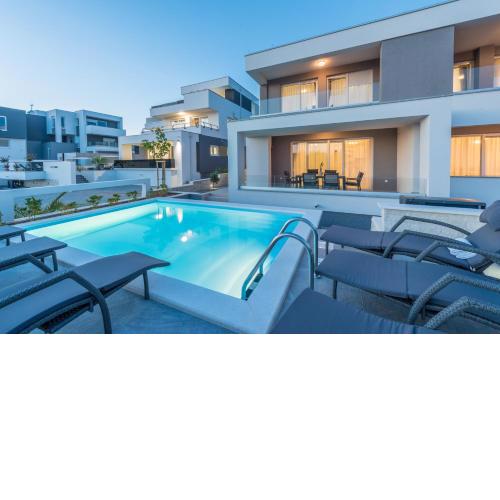 Apartments with pool Villa Zora