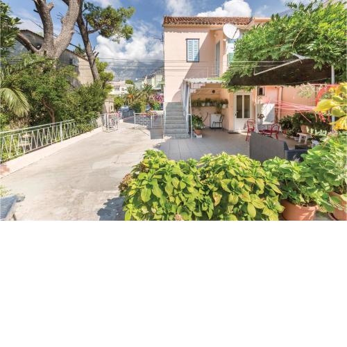 Awesome Apartment In Makarska With Kitchen