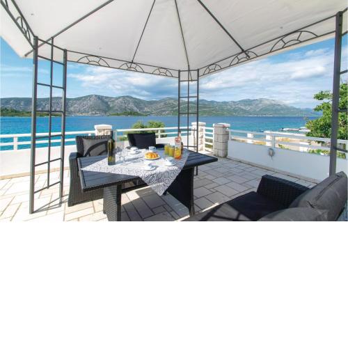 Awesome Apartment In Racisce With Kitchenette