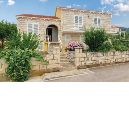 Awesome Apartment In Racisce With Wifi