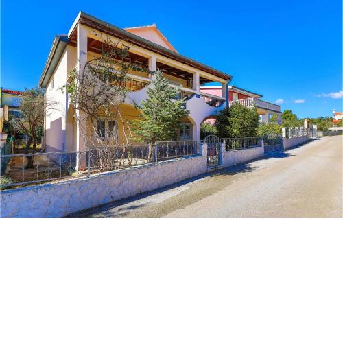 Awesome Home In Okrug Gornji With Kitchen