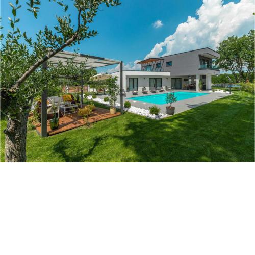 Awesome Home In Sivati With Jacuzzi