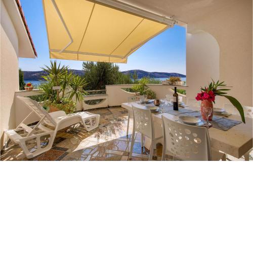 Beach Front Apartment In Stara Novalja With Wifi