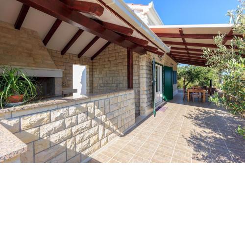 Beachfront luxury villa w pool & large garden
