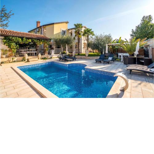 Beautiful Apartment In Porec With Kitchen