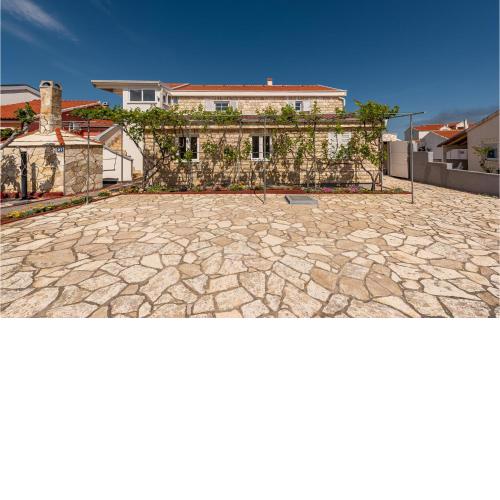 Beautiful Apartment In Vir With Wifi