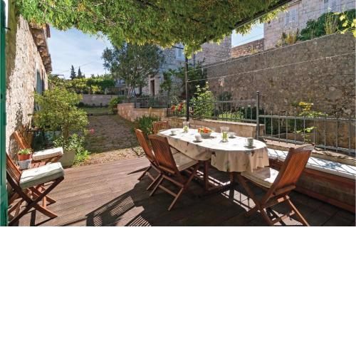 Beautiful Home In Milna With Kitchen