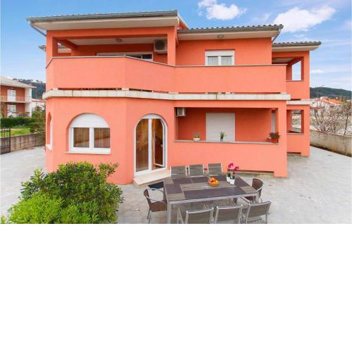 Beautiful Home In Palit With 4 Bedrooms And Wifi