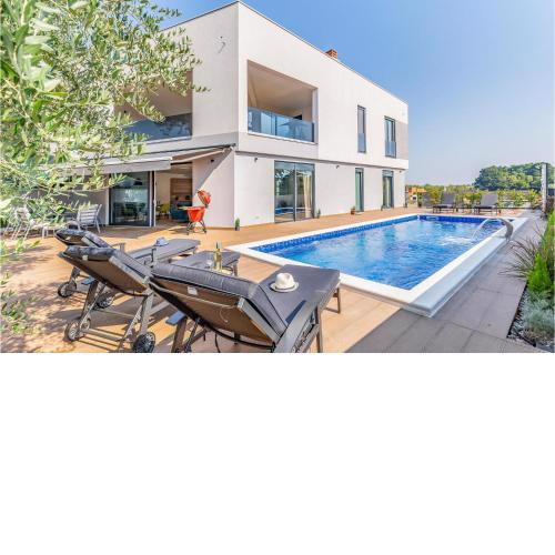 Beautiful Home In Porec With Kitchen
