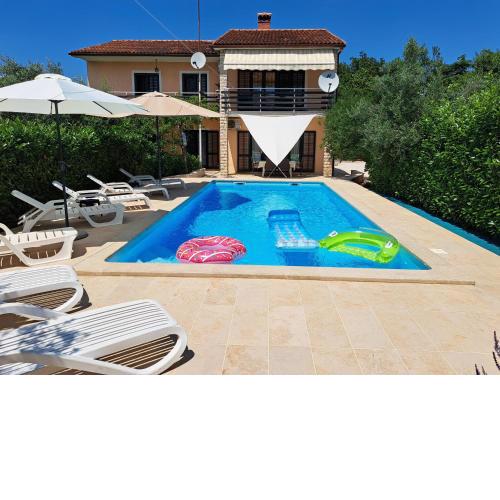 Big pool apartment in Pula