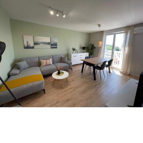 Brand new apt in CITY CENTER+ free street parking