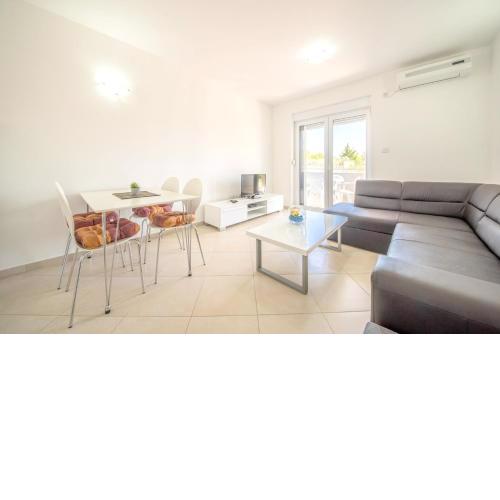 Bright Apartment in Vrsi with Terrace and Garden, 65 m²