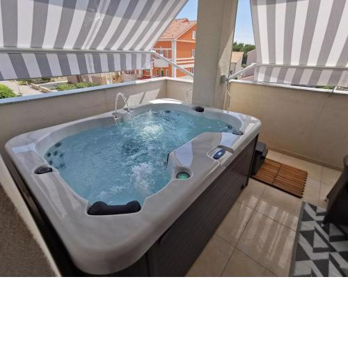 Central Apartment with Jacuzzi