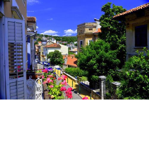 Charming Apartment 2 min from the Beach