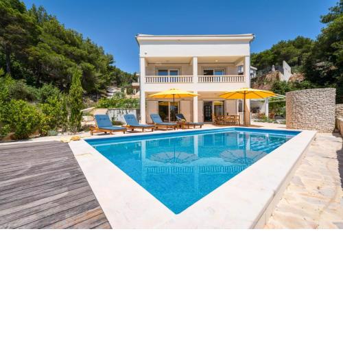 Charming Villa 30m from the beach, pool, 5 bedrooms, WiFi, Garden, Parking