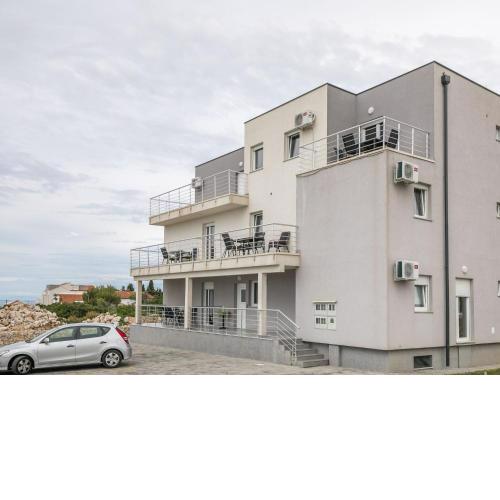 Comfortable Apartment in Novalja near Zr e Beach