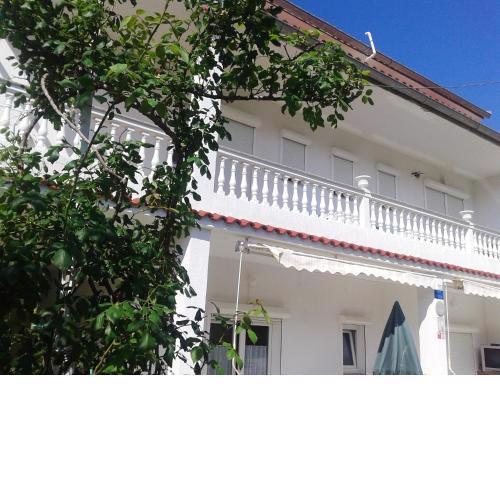 Comfortable apartment with garden in Palit, 100 m², for 6 guests.
