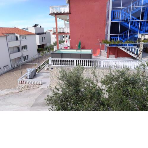 Comforting Holiday Home in Okrug Gornji near Seabeach