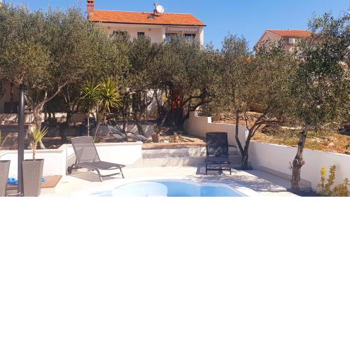 Compelx with detached house and spacious apartment