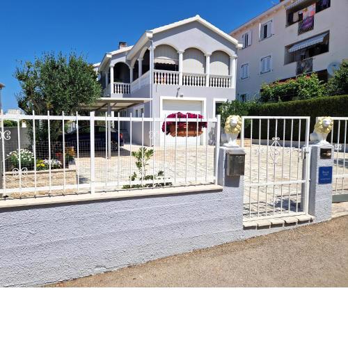 Cosy villa near the beach