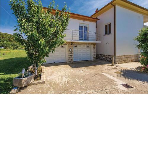 Cozy Apartment In Kampor With Wifi