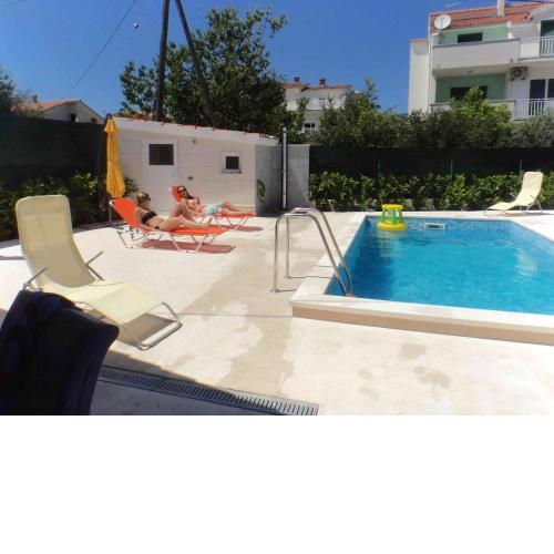 Cozy apartment in Kaštel Štafilić 27 m² with shared pool