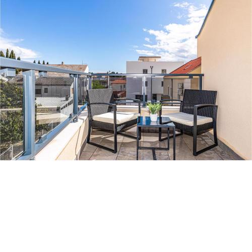 Cozy Apartment In Kastel Stari With Kitchen