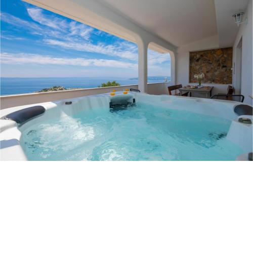 Cozy Apartment In Makarska With Jacuzzi