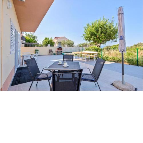 Cozy Apartment In Makarska With Wifi