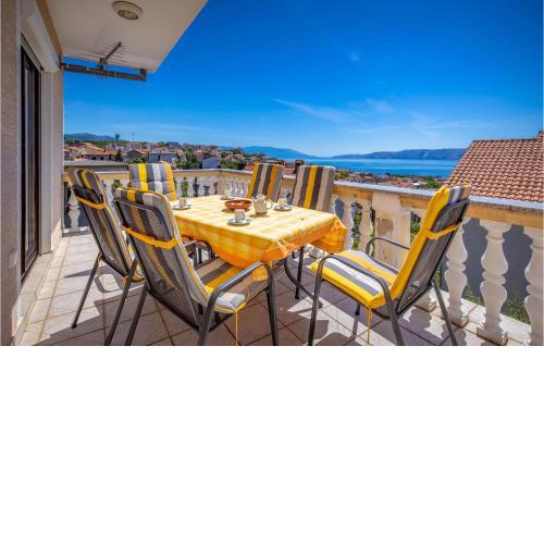 Cozy Apartment In Novi Vinodolski With Kitchen