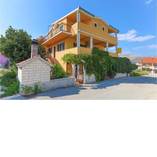 Cozy Apartment In Okrug Donji With Kitchen