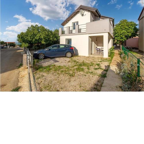 Cozy Apartment In Vir With Wifi