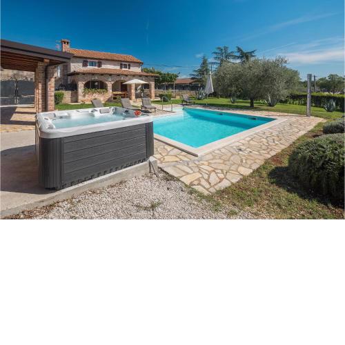 Cozy Home In Porec With Jacuzzi
