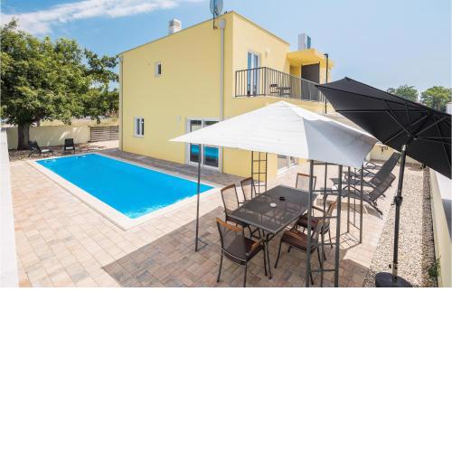Cozy Home In Porec With Kitchen